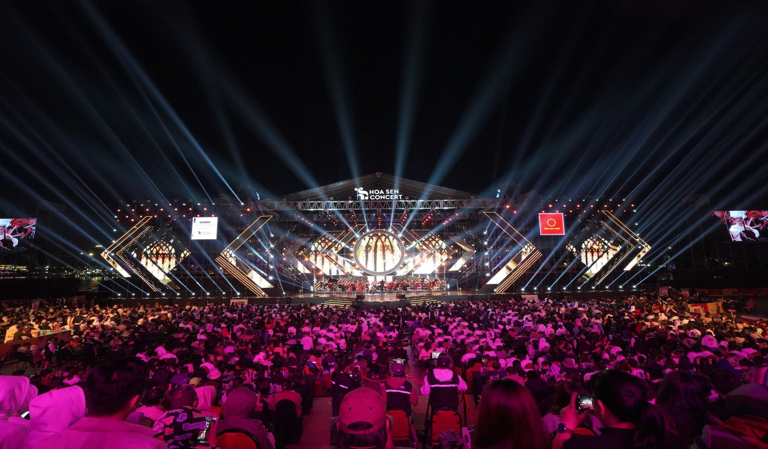 The monumental event Hoa Sen SoundFest – 2023 attracts a large number of spectators