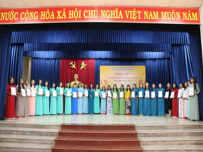 Lạc Dương: 74 giáo viên đạt danh hiệu giáo viên dạy giỏi cấp huyện năm học 2024-2025