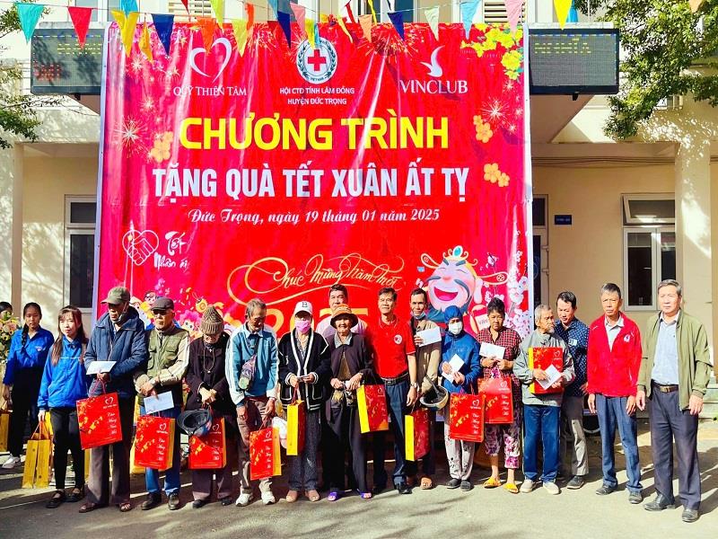 Trao 2.000 phần quà Tết do Quỹ Thiện Tâm tài trợ