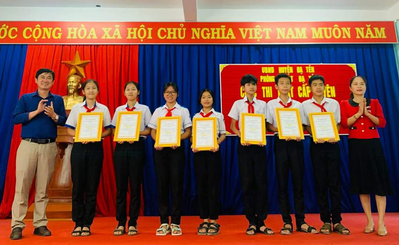 Đạ Tẻh: Trao giải Cuộc thi Khoa học kỹ thuật dành cho học sinh THCS