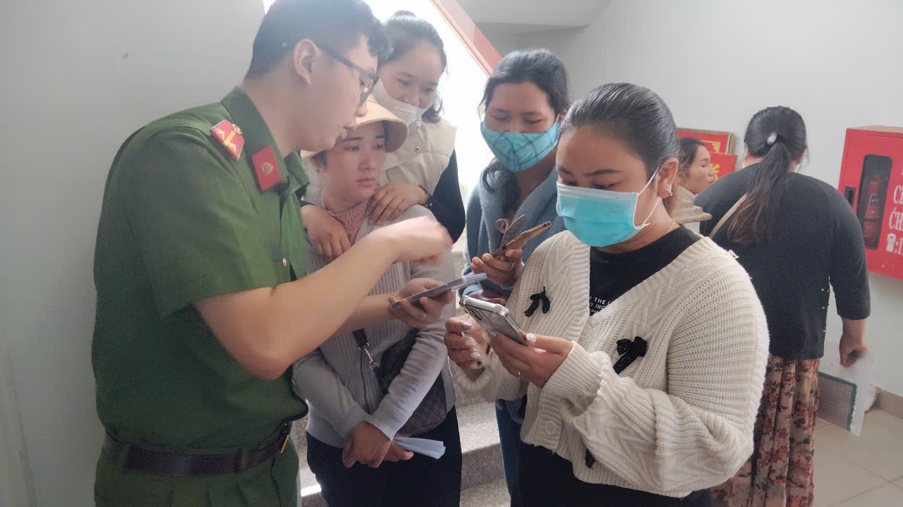 Thị trấn Lạc Dương tiếp tục tổ chức lấy ý kiến nhân dân đối với dự thảo sửa đổi, bổ sung một số điều Hiến pháp năm 2013 qua ứng dụng VneID