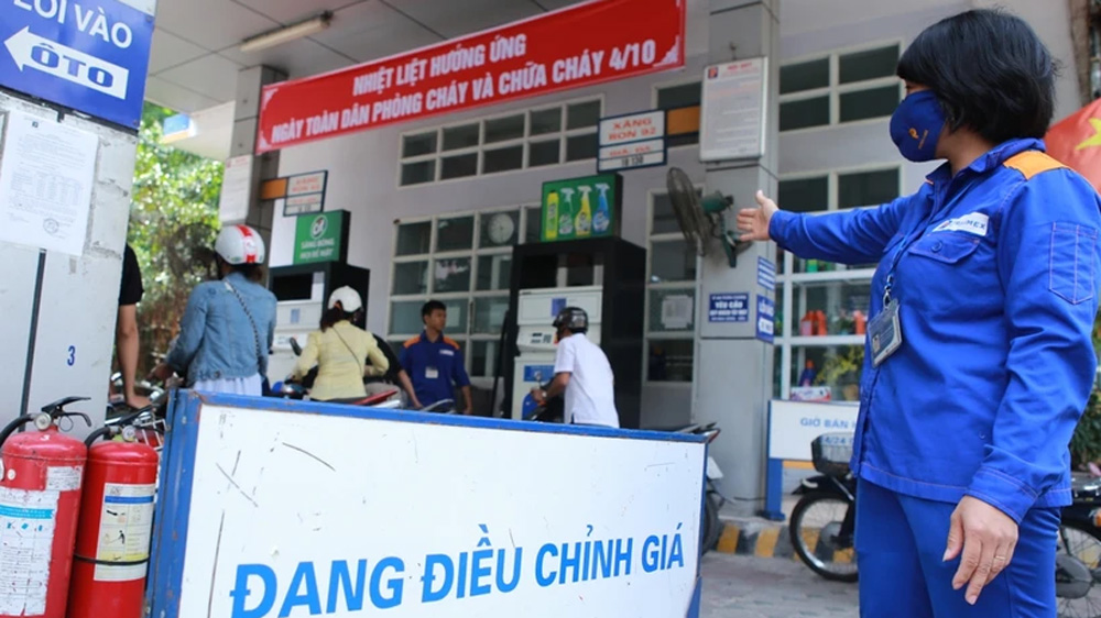 Giảm hơn 400 đồng, giá xăng RON95-III về gần ngưỡng 19.000 đồng mỗi lít