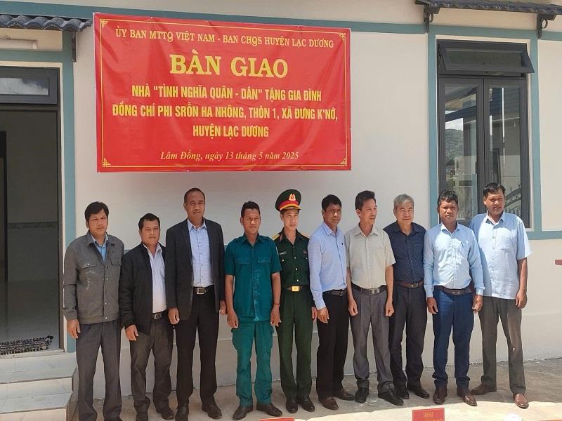 Lạc Dương: Bàn giao nhà “tình nghĩa Quân - Dân” tại xã Đưng K’Nớ