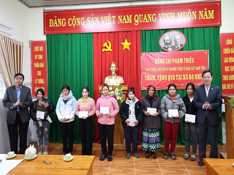 Chủ tịch Ủy ban MTTQ Việt Nam tỉnh thăm, chúc Tết các cơ quan, đơn vị và tặng quà Tết cho gia đình chính sách, hộ nghèo
