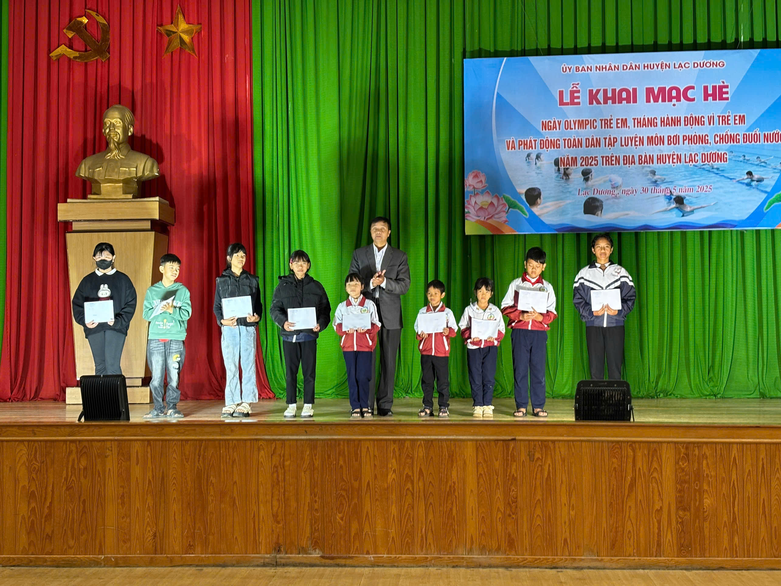 THỊ TRẤN LẠC DƯƠNG KHAI MẠC HÈ, NGÀY OLYMPIC TRẺ EM, THÁNG HÀNH ĐỘNG VÌ TRẺ EM VÀ PHÁT ĐỘNG TOÀN DÂN TẬP LUYỆN MÔN BƠI PHÒNG, CHỐNG ĐUỐI NƯỚC
